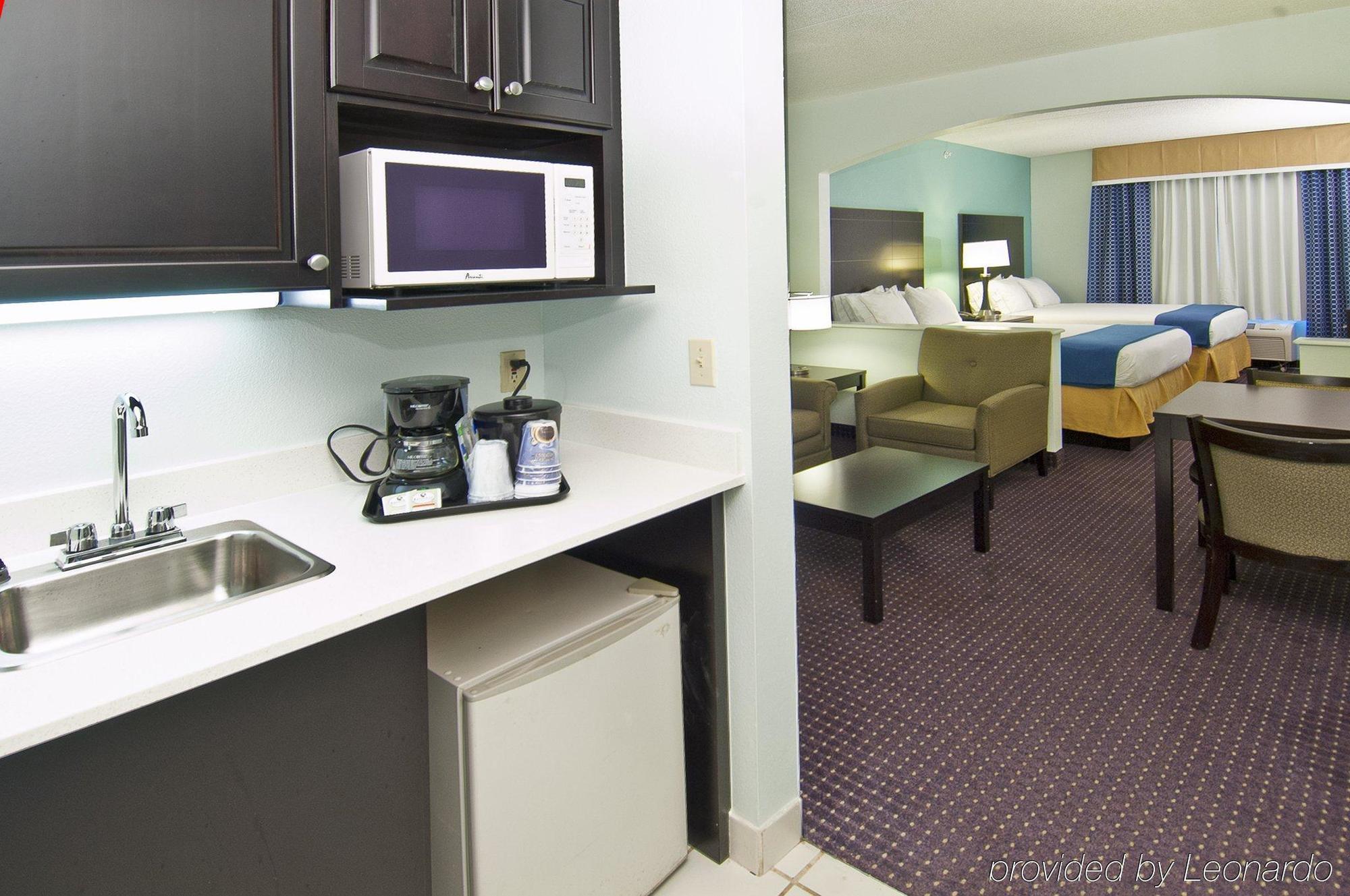 Holiday Inn Express & Suites Plant City By Ihg Exterior photo